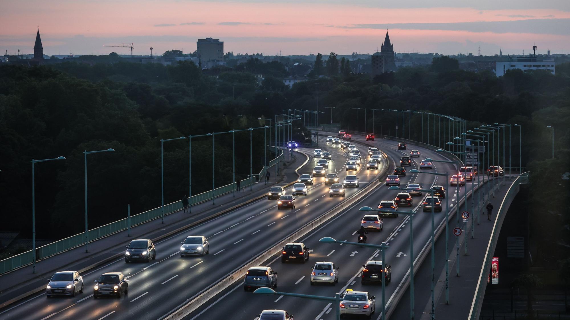 Autos fahren über die Zoobrücke bei Sonnenuntergang.