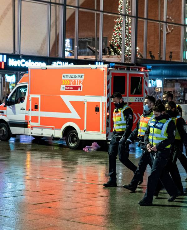 Einsatzkräfte der Polizei gehen am Kölner Hauptbahnhof auf Streife.
