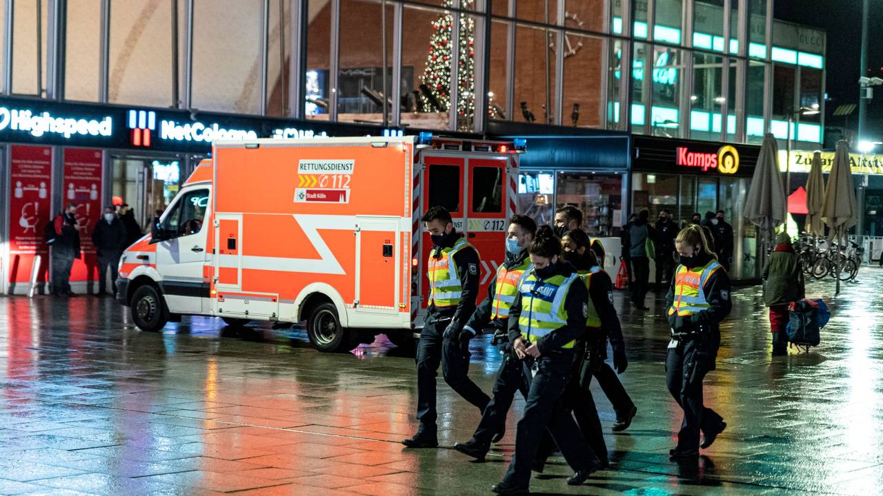 Einsatzkräfte der Polizei gehen am Kölner Hauptbahnhof auf Streife.