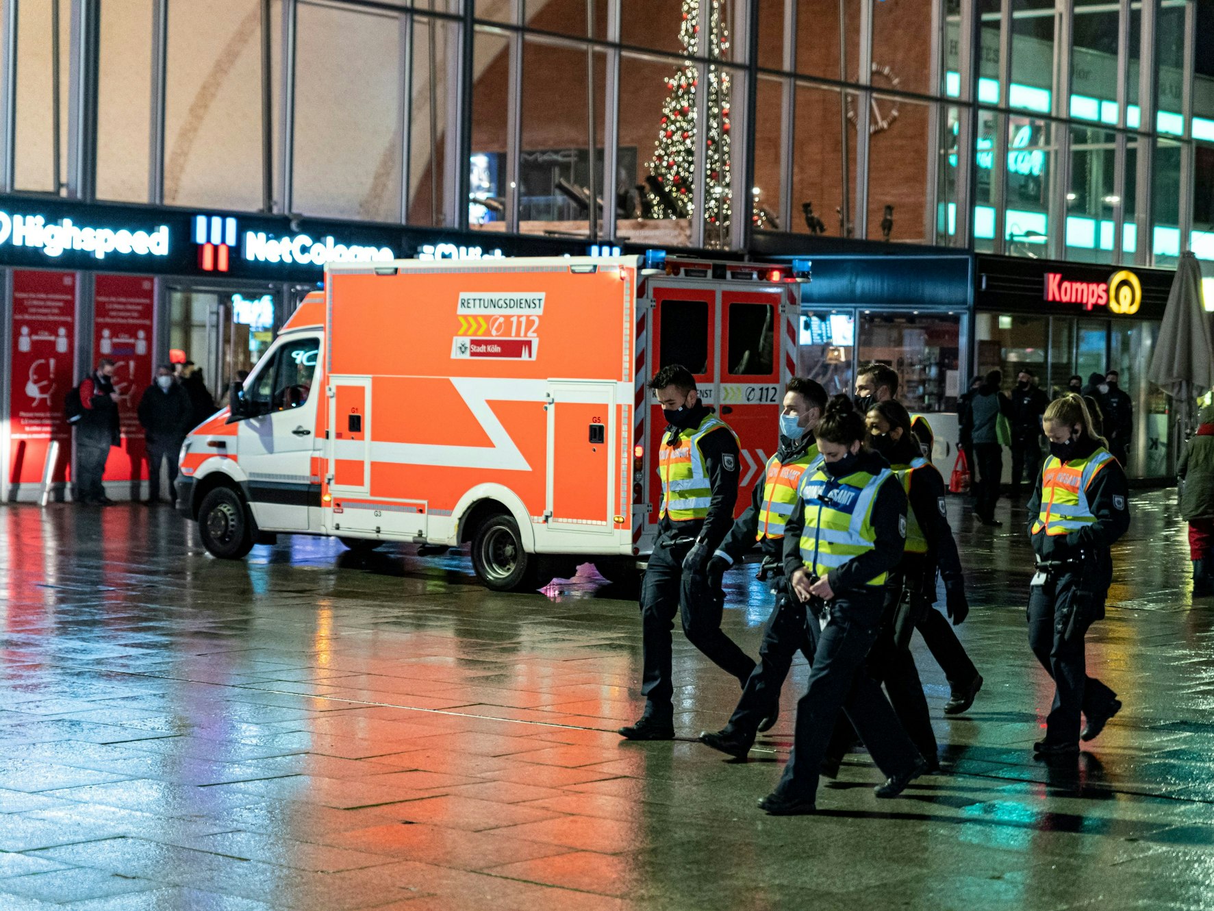 Einsatzkräfte der Polizei gehen am Kölner Hauptbahnhof auf Streife.