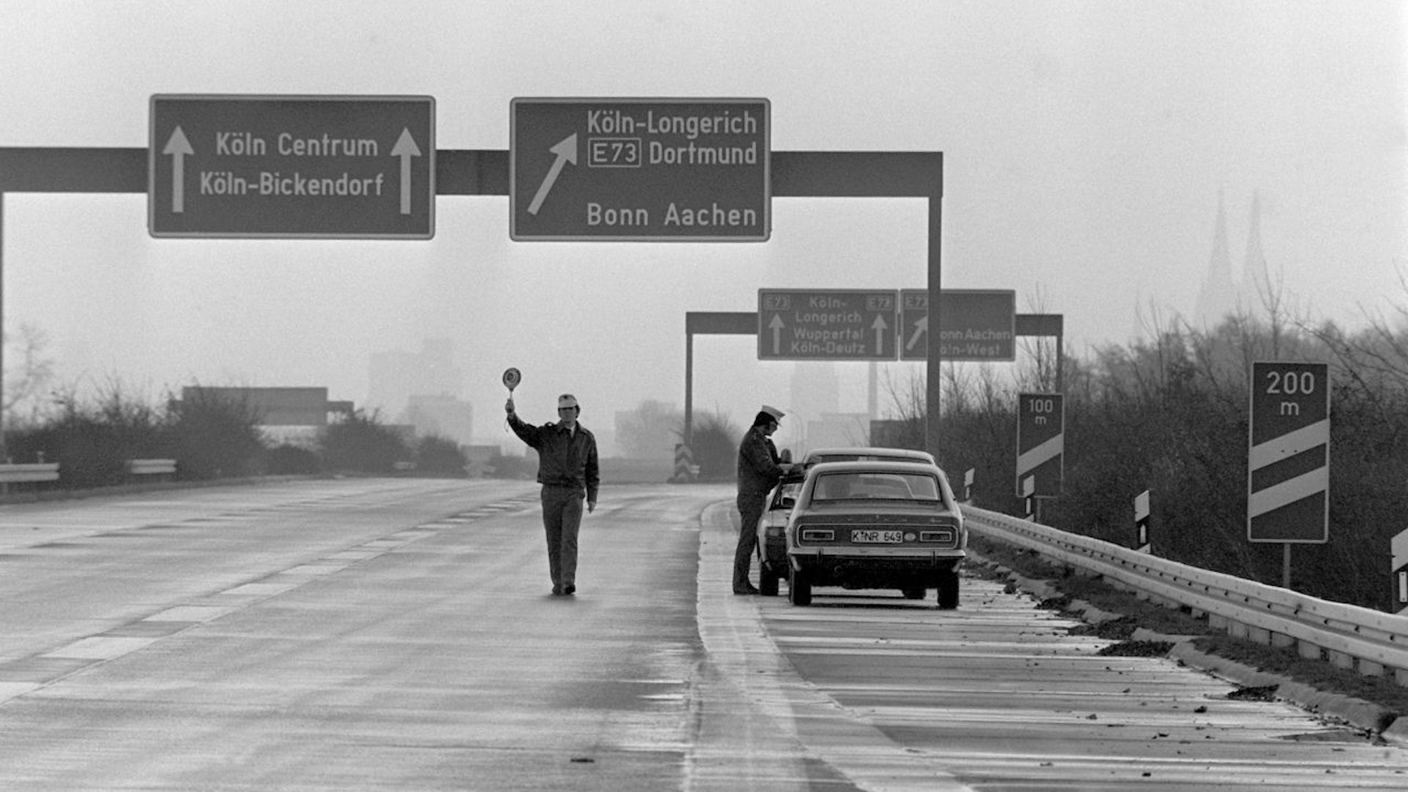 Polizisten kontrollierten am 25. November 1973 am Autobahnkreuz Köln-Nord die Einhaltung des Fahrverbots.