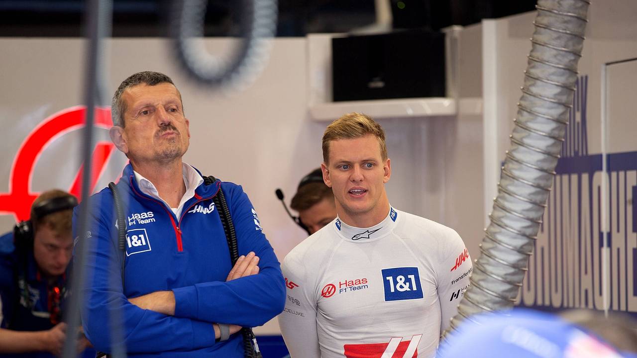 Günther Steiner und Mick Schumacher, hier am 2. September 2022 bei der Formel 1 in der Box.