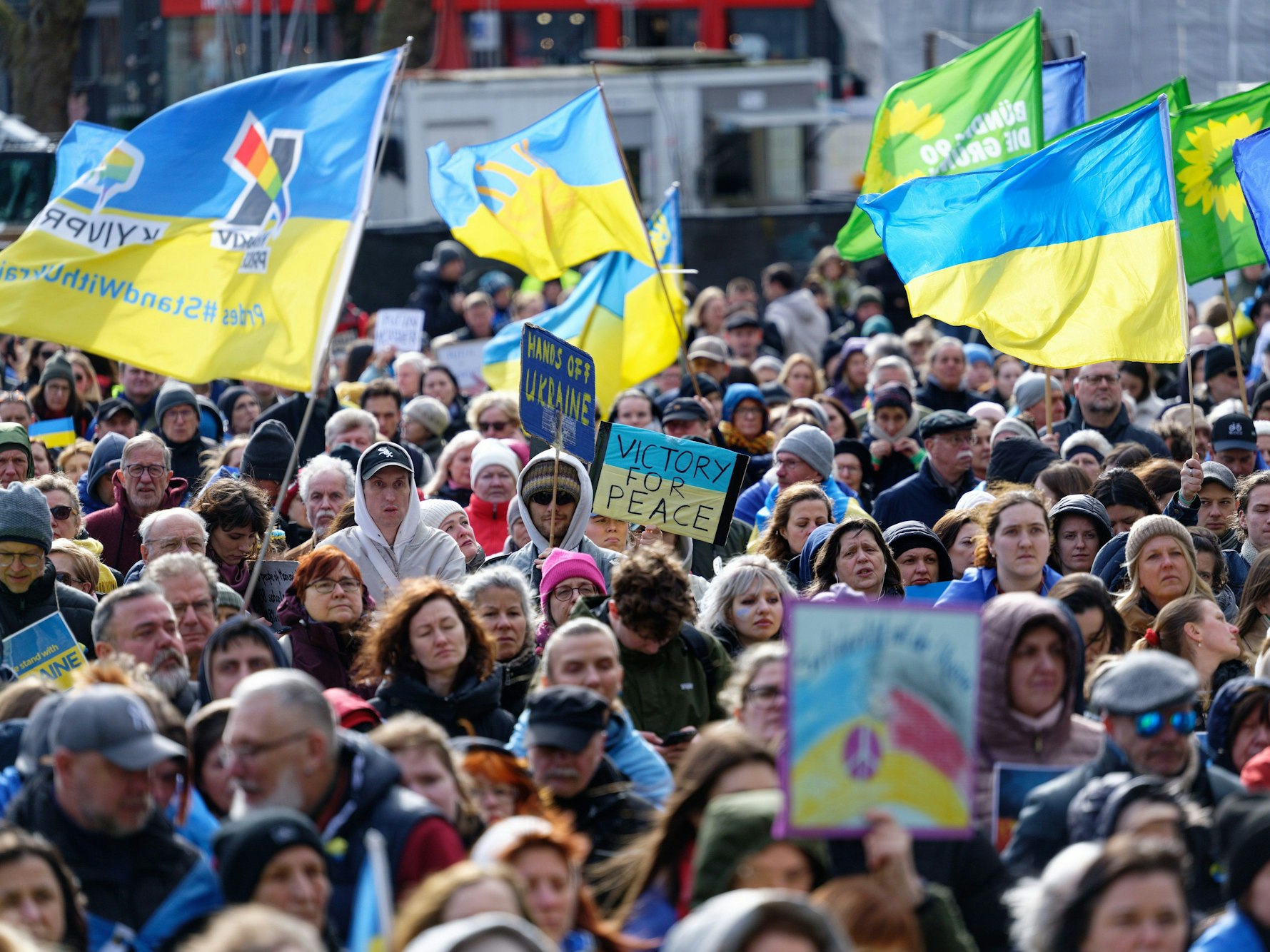 Mehrere tausend Teilnehmer gedenken der Opfer des Krieges in der Ukraine.