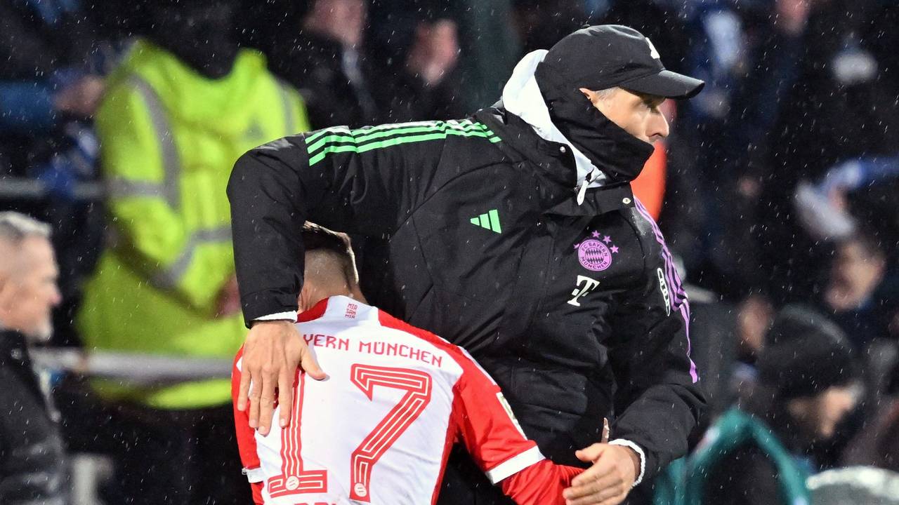 Thomas Tuchel und Bryan Zaragoza bei einer Auswechslung in einem Spiel des FC Bayern.