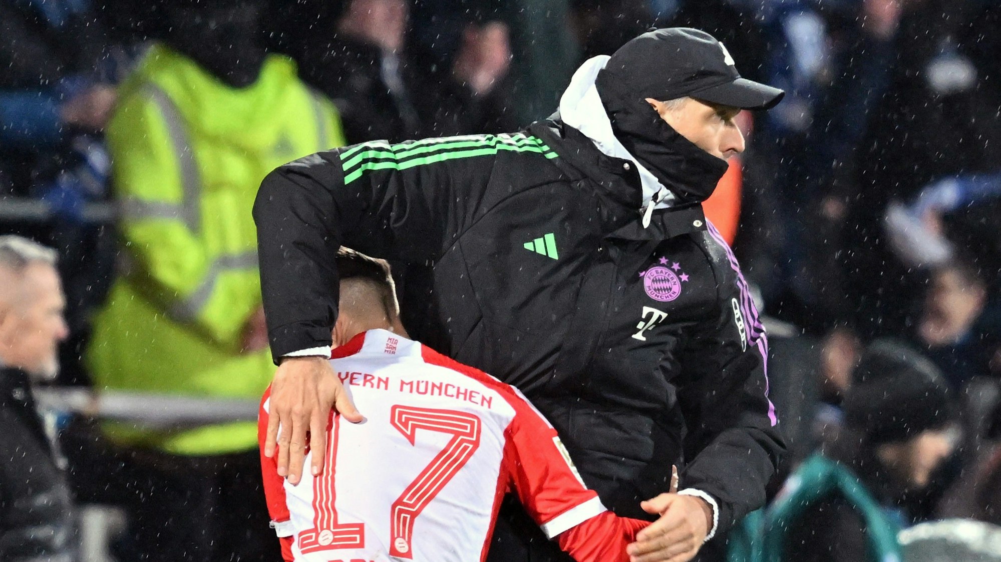 Thomas Tuchel und Bryan Zaragoza bei einer Auswechslung in einem Spiel des FC Bayern.