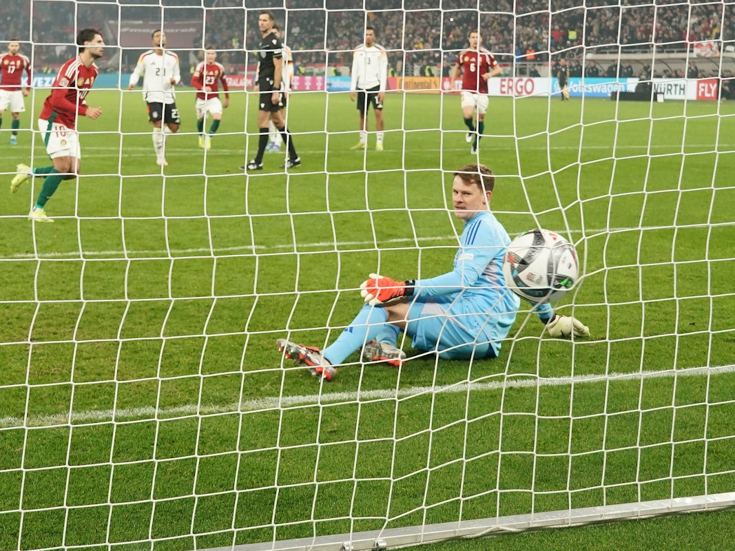 Dominik Szoboszlai verwandelt den Elfmeter gegen Torwart Alexander Nübel.