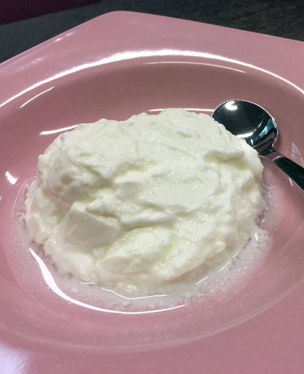 Das Symbolbild zeigt einen Teller mit Joghurt.