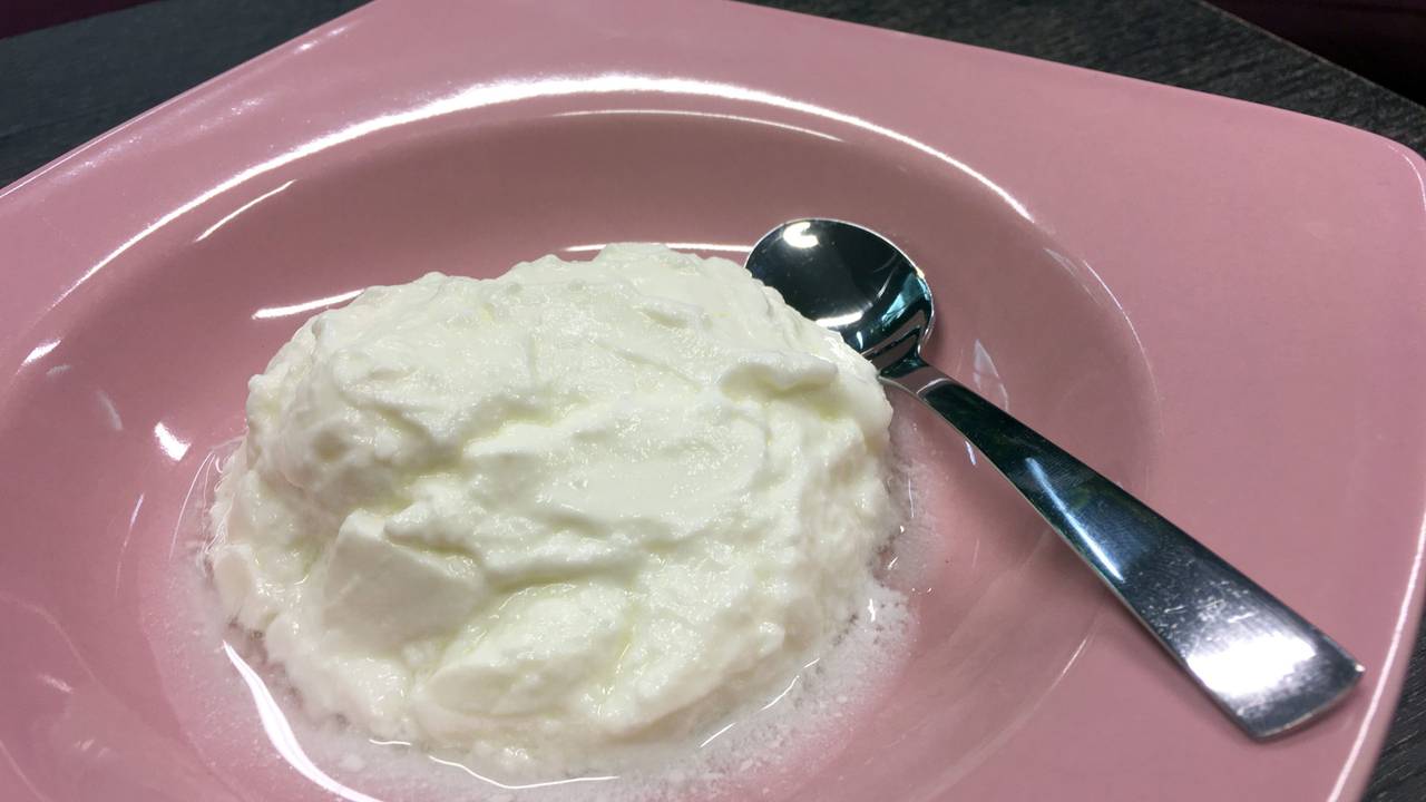 Das Symbolbild zeigt einen Teller mit Joghurt.