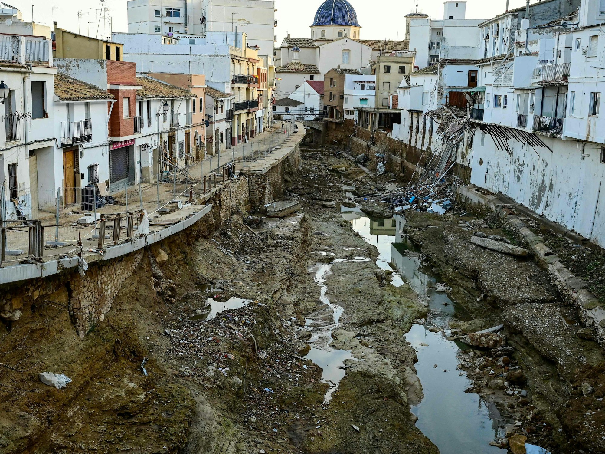 Blick auf die zerstörte Stadt Chiva, durch die ein riesiger Krater führt.