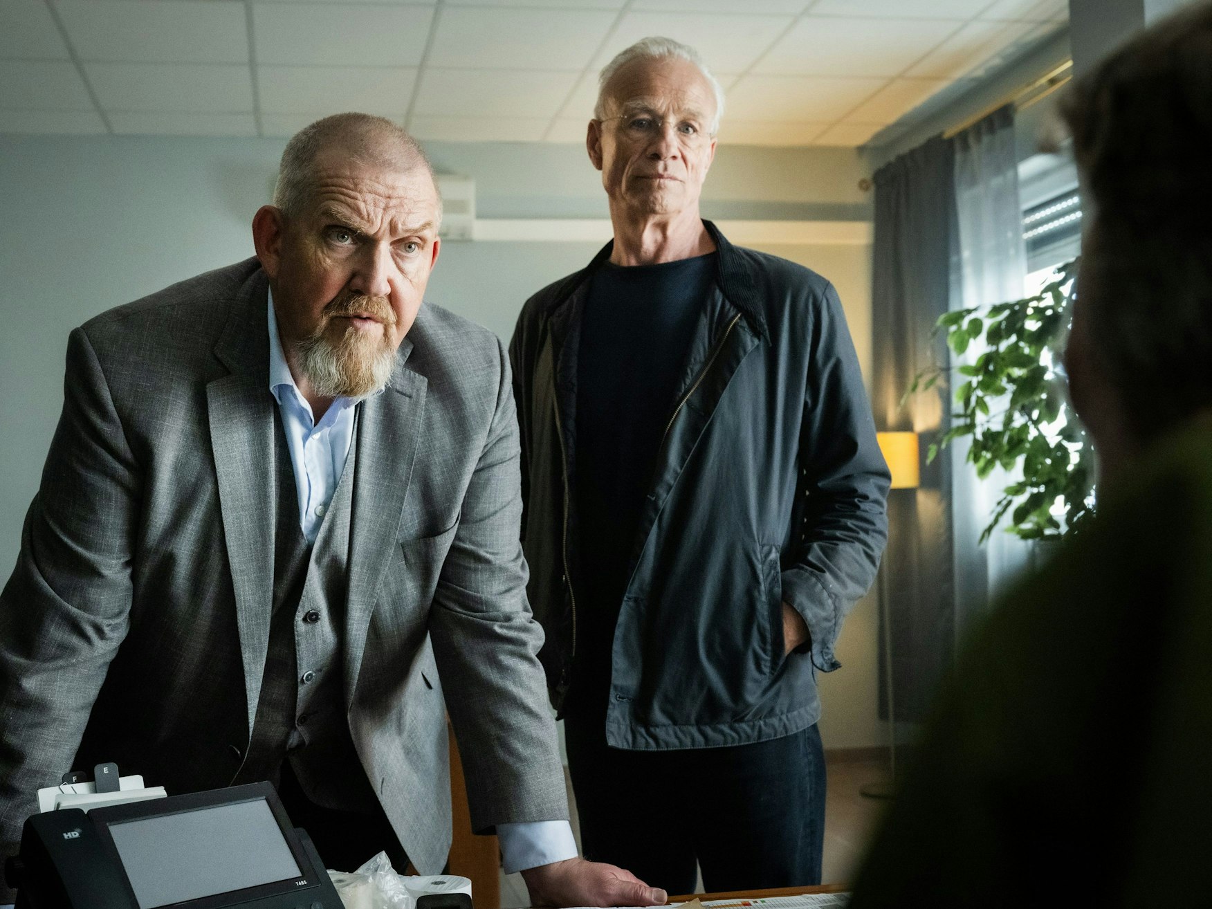 Die Kommissare Freddy Schenk (Dietmar Bär) und Max Ballauf (Klaus J. Behrendt) während eines Verhörs.