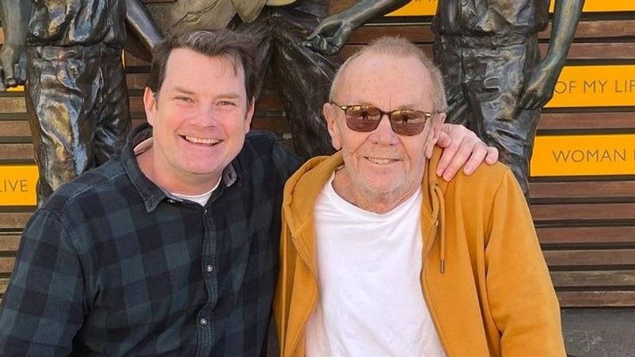 Auf dem undatierten Foto sieht man Colin Petersen (rechts) mit dem Journalisten Brian Bennion.