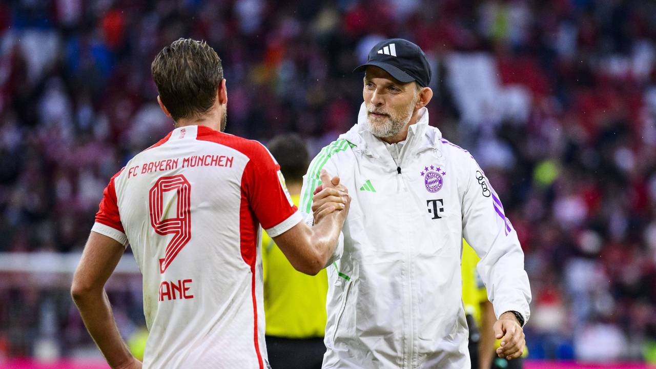 Harry Kane und Thomas Tuchel schütteln sich die Hände nach dem Sieg gegen den FC Augsburg.