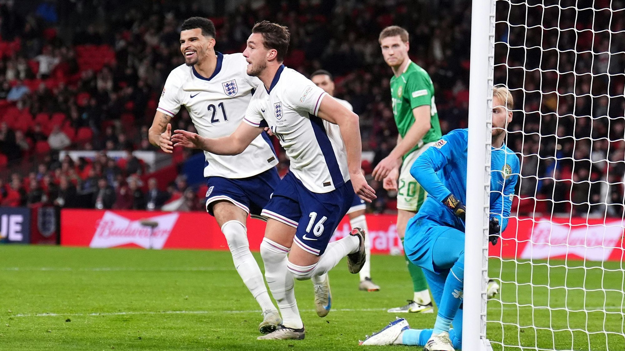 Englands Taylor Harwood-Bellis jubelt über ein Tor für England