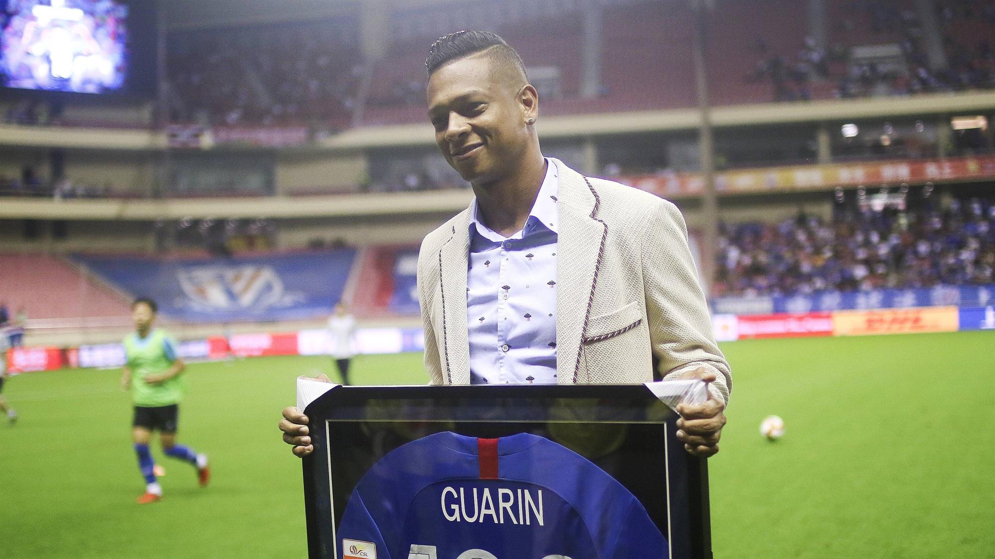 Fredy Guarín wird für 100 Spiele im Trikot von Shanghai Shenhua ausgezeichnet.
