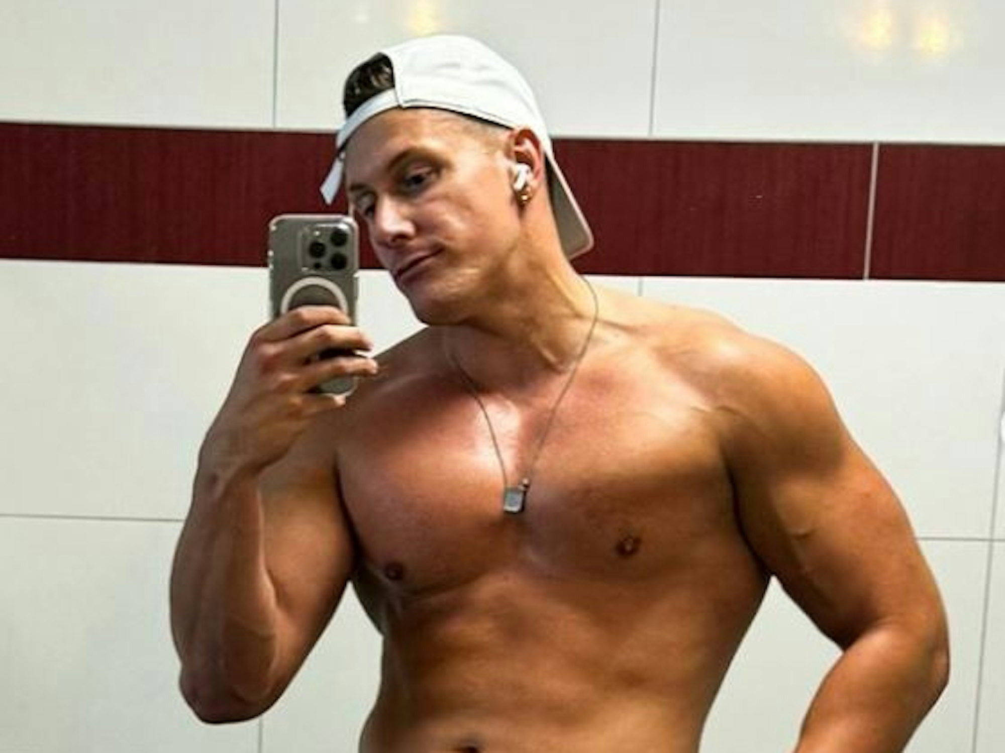 Calvin Kleinen macht ein Selfie.