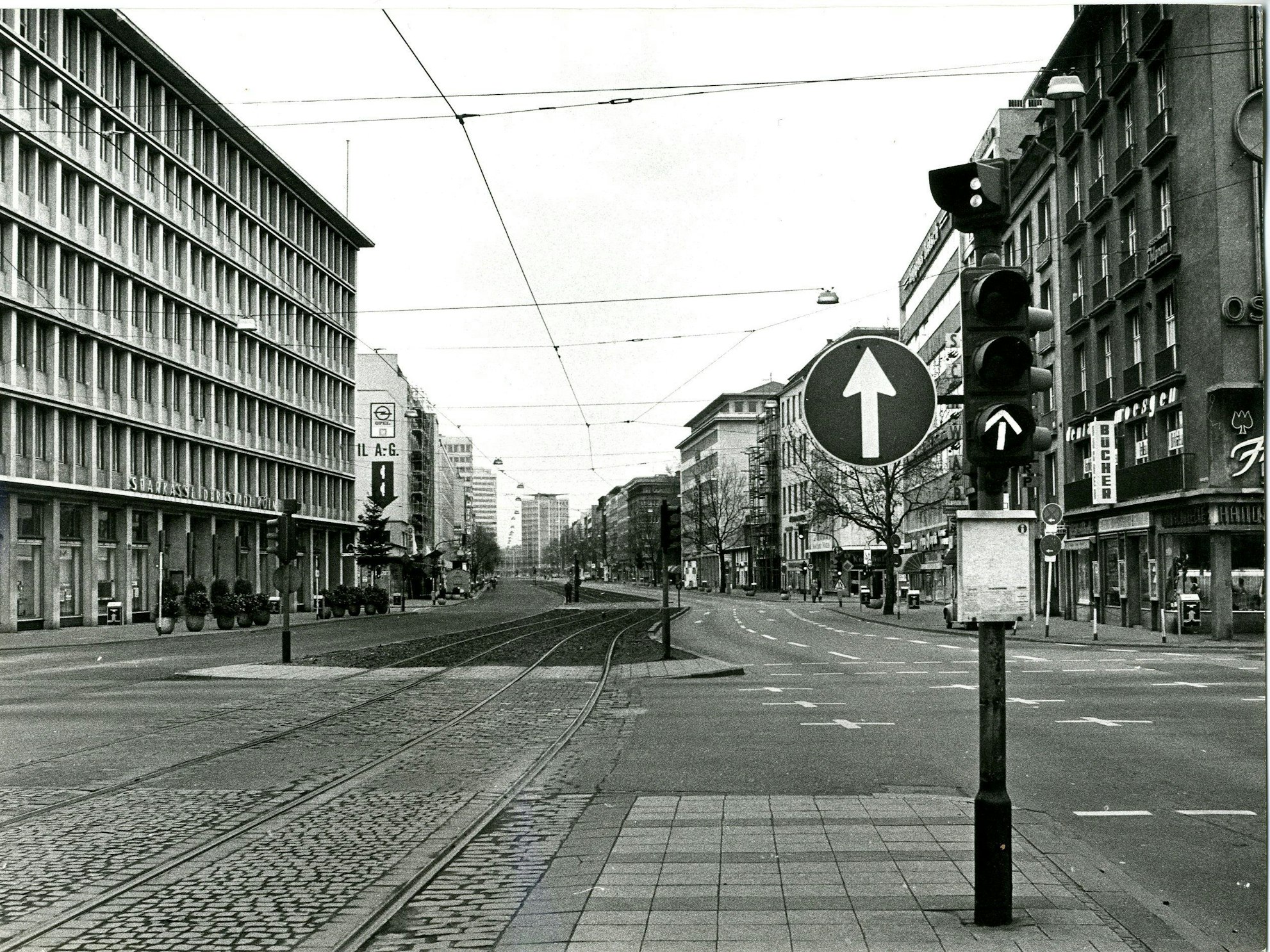 Der Kölner Ring an der Ecke Rudolfplatz – mit Blick in Richtung Zülpicher und Barbarossaplatz am 25. November 1973: Kein einziges Auto war zu sehen.