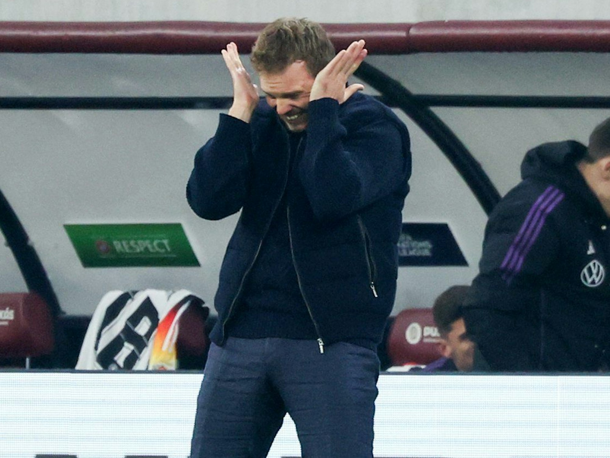 Bundestrainer Julian Nagelsmann gestikuliert am Spielfeldrand.