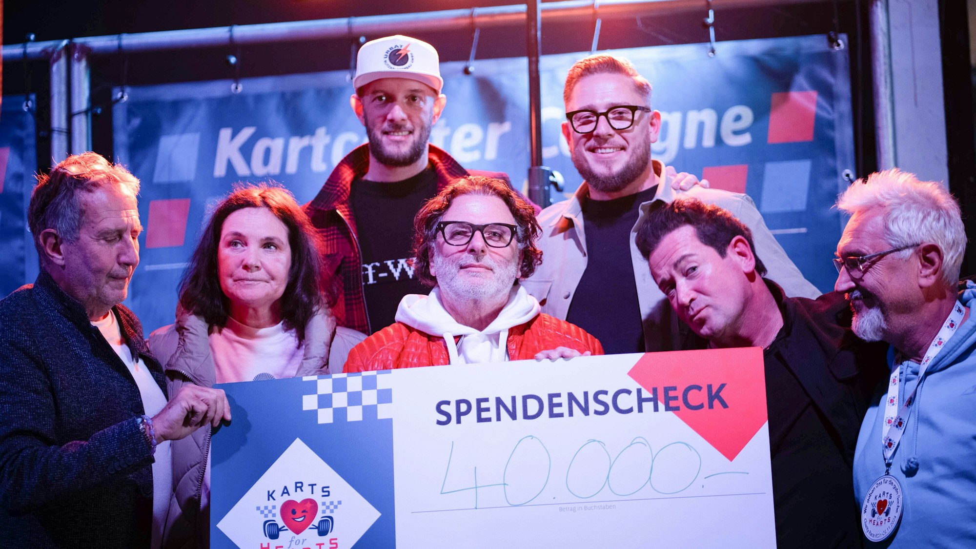Scheckübergabe bei Karts for Hearts.