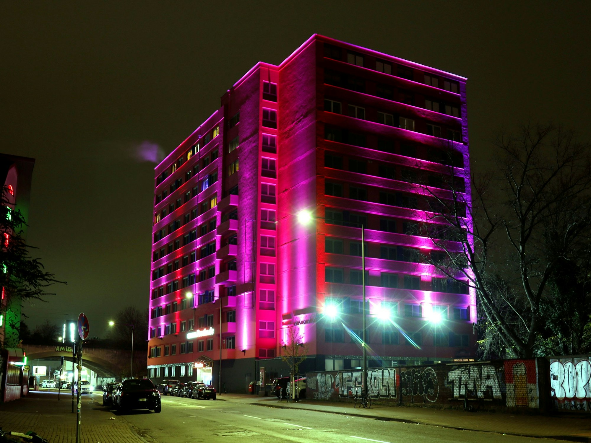 Das Großbordell Pascha an der Hornstraße leuchtet im Dunkeln.