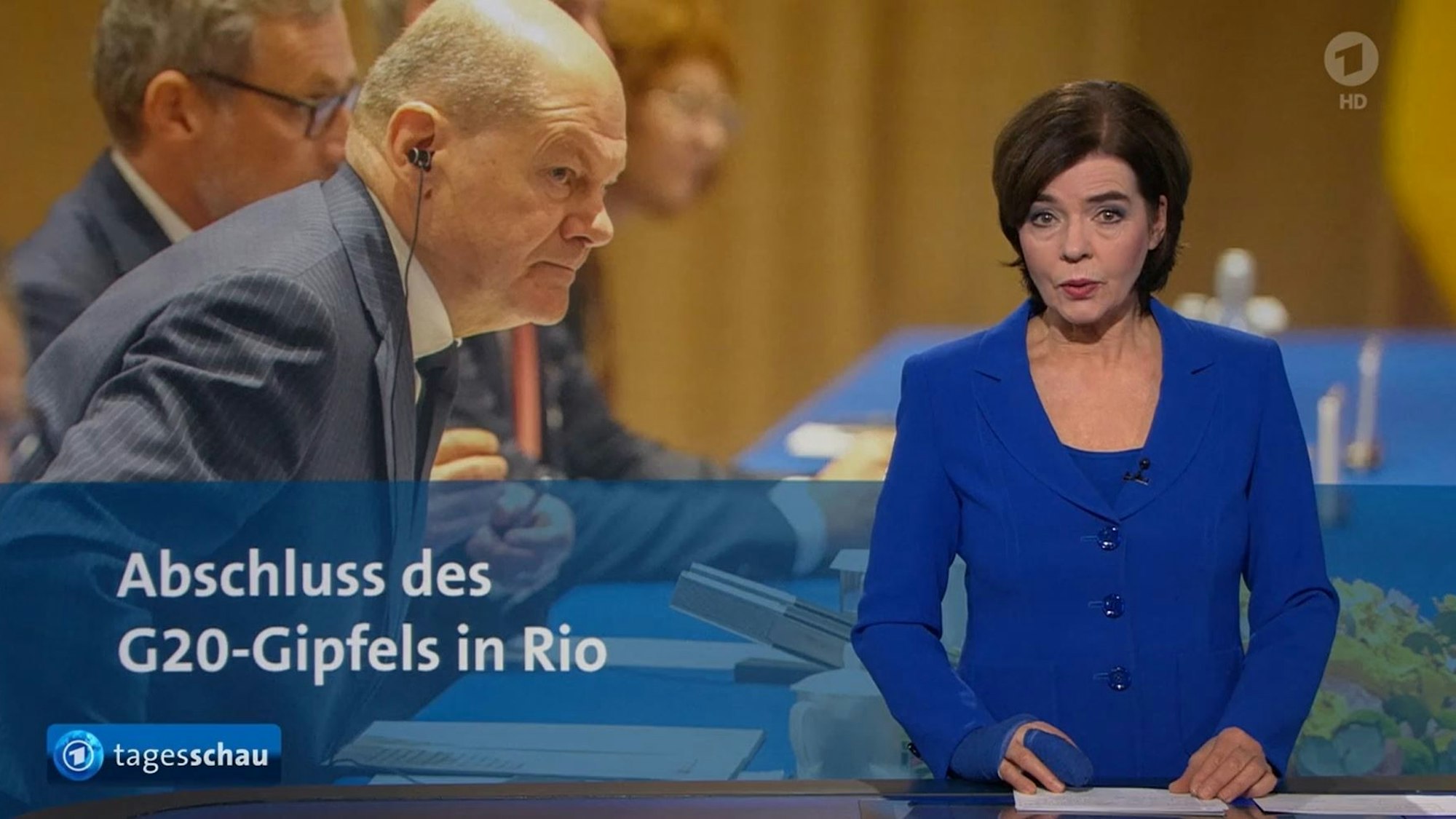 Susanne Daubner moderierte die 20-Uhr-„Tagesschau“ am 19. November 2024 mit einem Verband am rechten Finger.