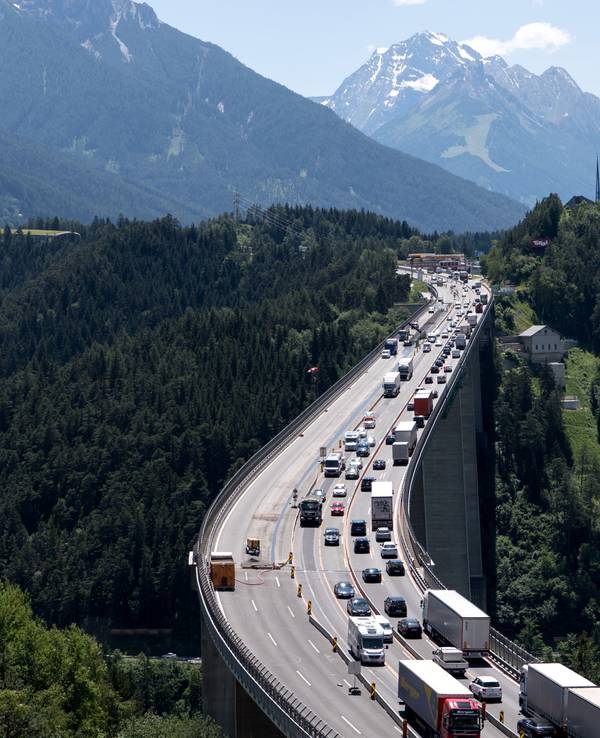 PKW und LKW fahren zwischen Patsch und Schönberg am Brenner (Autobahn A13) über die Europabrücke. (Zu dpa "Bewegung im Brenner-Streit - Minister wollen sich bis Juli treffen") +++ dpa-Bildfunk +++