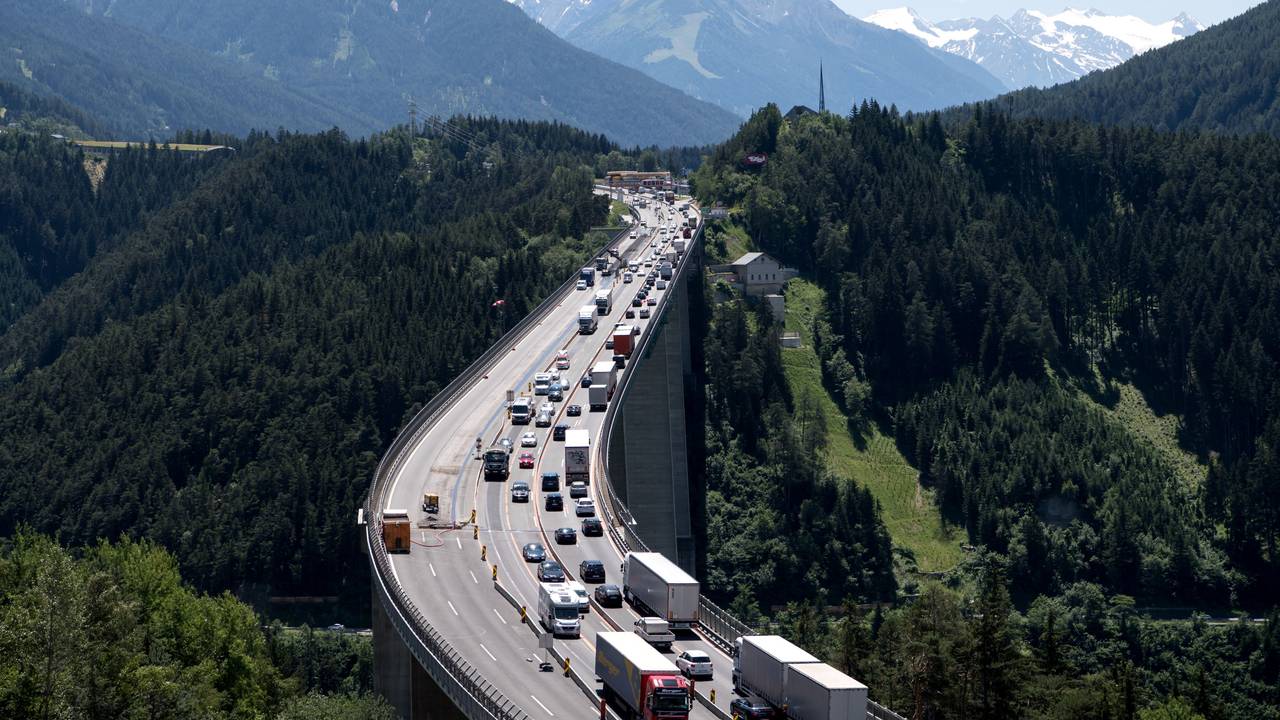 PKW und LKW fahren zwischen Patsch und Schönberg am Brenner (Autobahn A13) über die Europabrücke. (Zu dpa "Bewegung im Brenner-Streit - Minister wollen sich bis Juli treffen") +++ dpa-Bildfunk +++