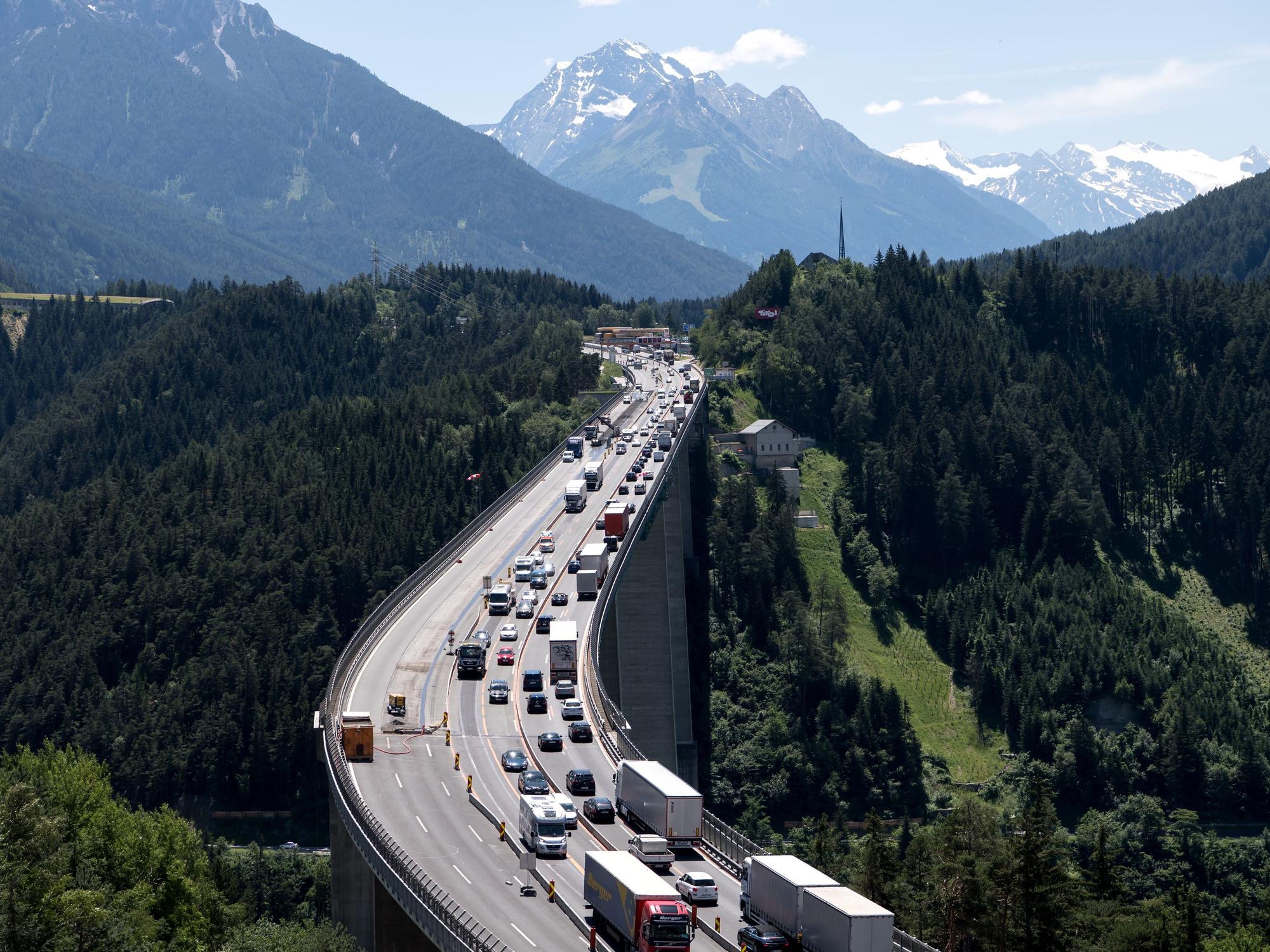 PKW und LKW fahren zwischen Patsch und Schönberg am Brenner (Autobahn A13) über die Europabrücke. (Zu dpa "Bewegung im Brenner-Streit - Minister wollen sich bis Juli treffen") +++ dpa-Bildfunk +++
