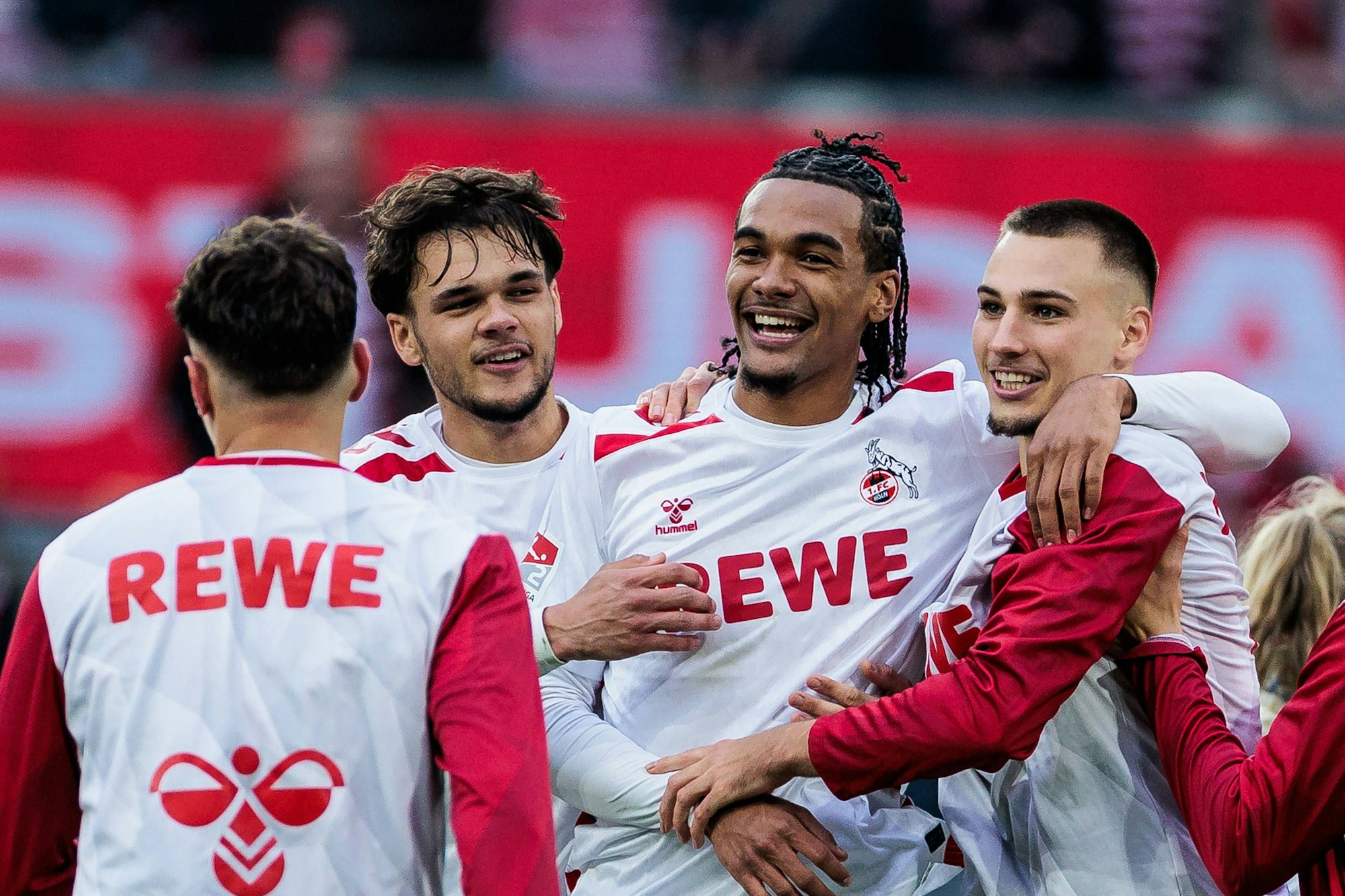 Max Finkgräfe, Damion Downs und Tim Lemperle jubeln über den Siegtreffer gegen Fürth.