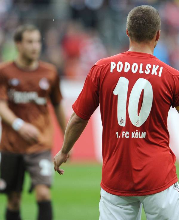 Podolski mit der Rückennummer 10 in einem Spiel.