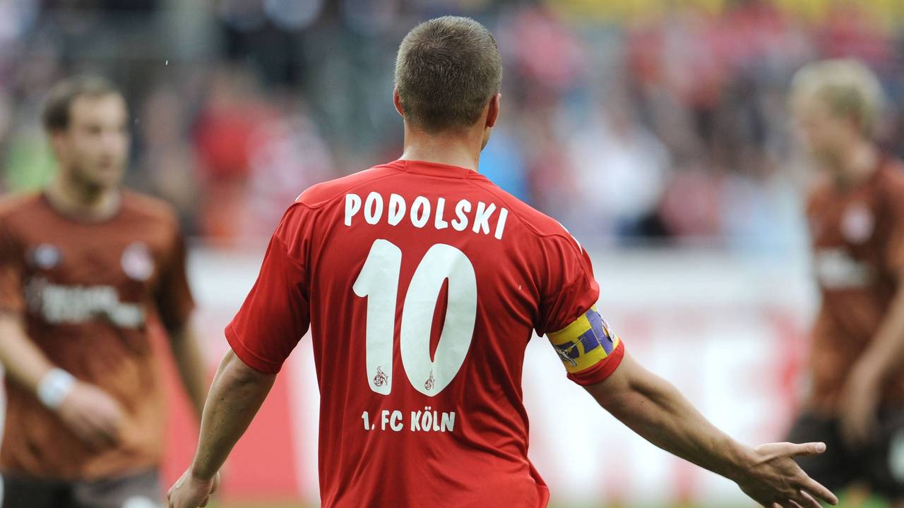 Podolski mit der Rückennummer 10 in einem Spiel.