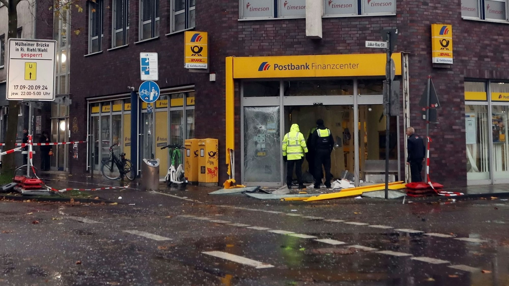 Blick auf die zerstörte Bankfiliale nach der Sprengung eines Geldautomaten im Kölner Stadtteil Mülheim.