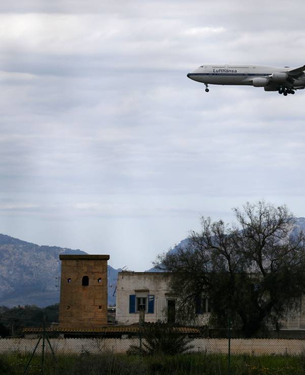 Ein Flugzeug der Lufthansa landet am Flughafen von Palma de Mallorca. Mallorca erwartet zu Ostern zum ersten Mal seit Ausbruch der Corona-Pandemie vor gut zwei Jahren wieder volle Hotels. (zu dpa: Volle Hotels zu Ostern auf Mallorca - Viele deutsche Gäste) +++ dpa-Bildfunk +++