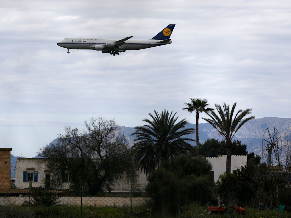 Ein Flugzeug der Lufthansa landet am Flughafen von Palma de Mallorca. Mallorca erwartet zu Ostern zum ersten Mal seit Ausbruch der Corona-Pandemie vor gut zwei Jahren wieder volle Hotels. (zu dpa: Volle Hotels zu Ostern auf Mallorca - Viele deutsche Gäste) +++ dpa-Bildfunk +++