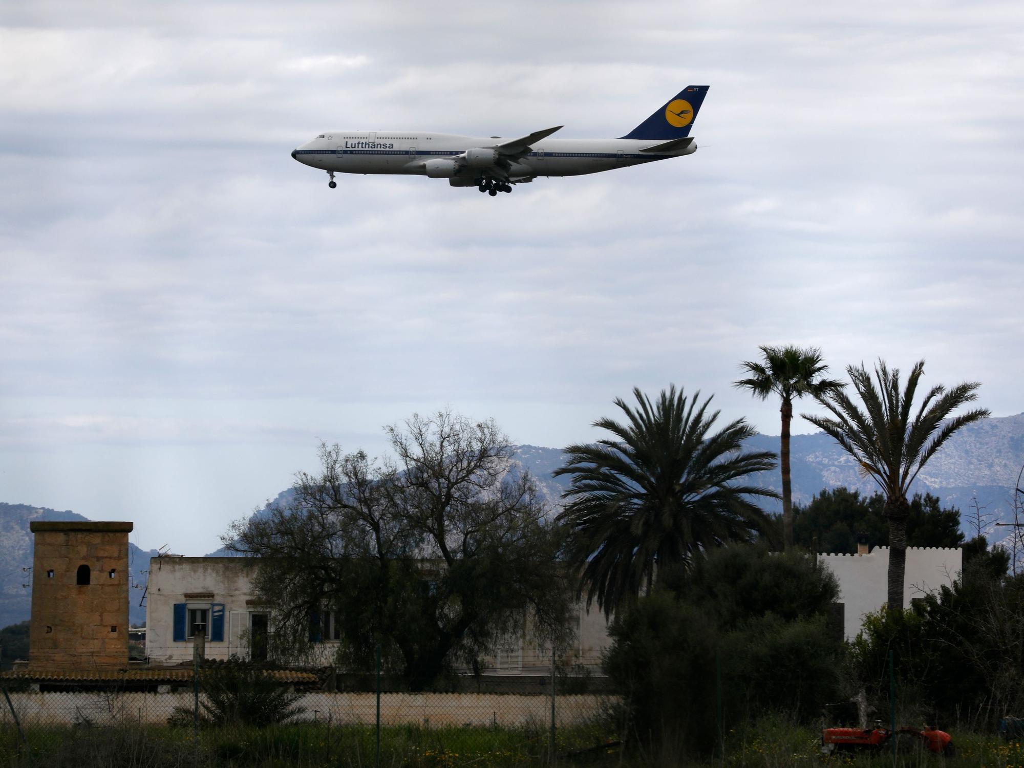 Ein Flugzeug der Lufthansa landet am Flughafen von Palma de Mallorca. Mallorca erwartet zu Ostern zum ersten Mal seit Ausbruch der Corona-Pandemie vor gut zwei Jahren wieder volle Hotels. (zu dpa: Volle Hotels zu Ostern auf Mallorca - Viele deutsche Gäste) +++ dpa-Bildfunk +++