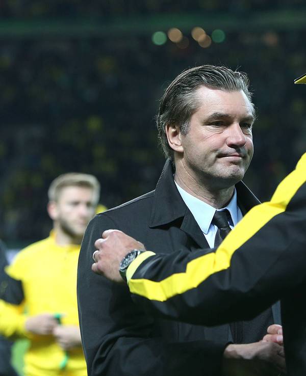 Michael Zorc und Jürgen Klopp umarmen sich.