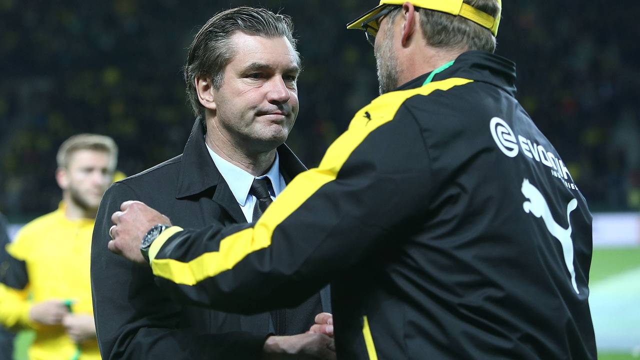Michael Zorc und Jürgen Klopp umarmen sich.
