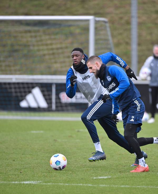 Ibrahima Cisse jagt Dominick Drexler im Schalke-Training.