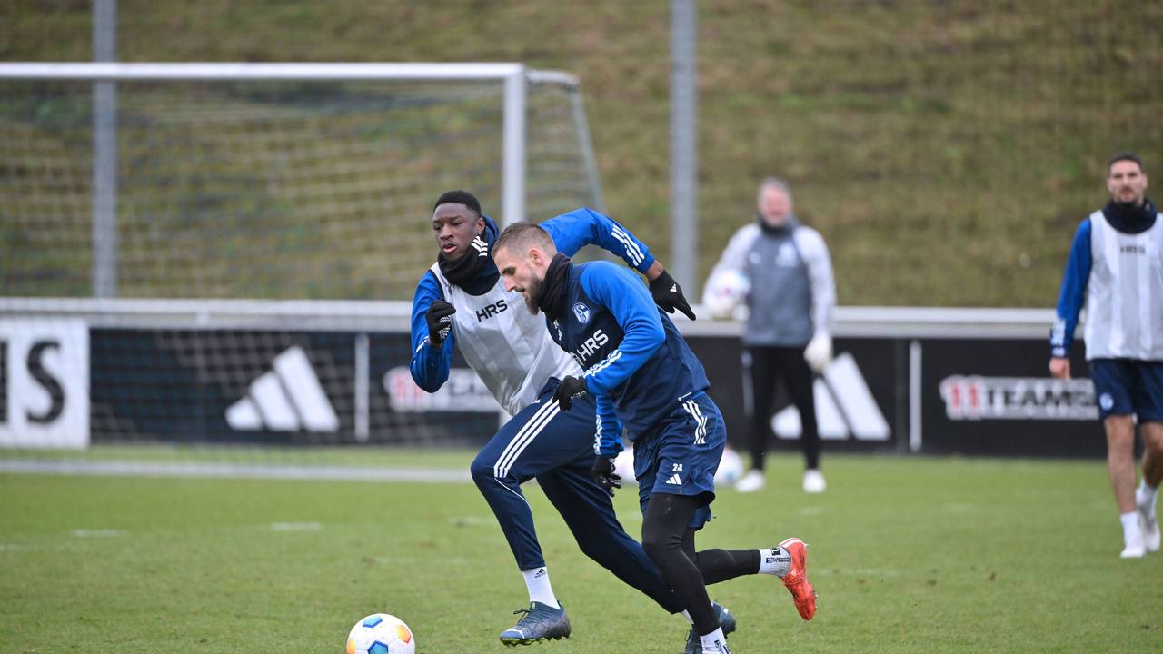 Ibrahima Cisse jagt Dominick Drexler im Schalke-Training.
