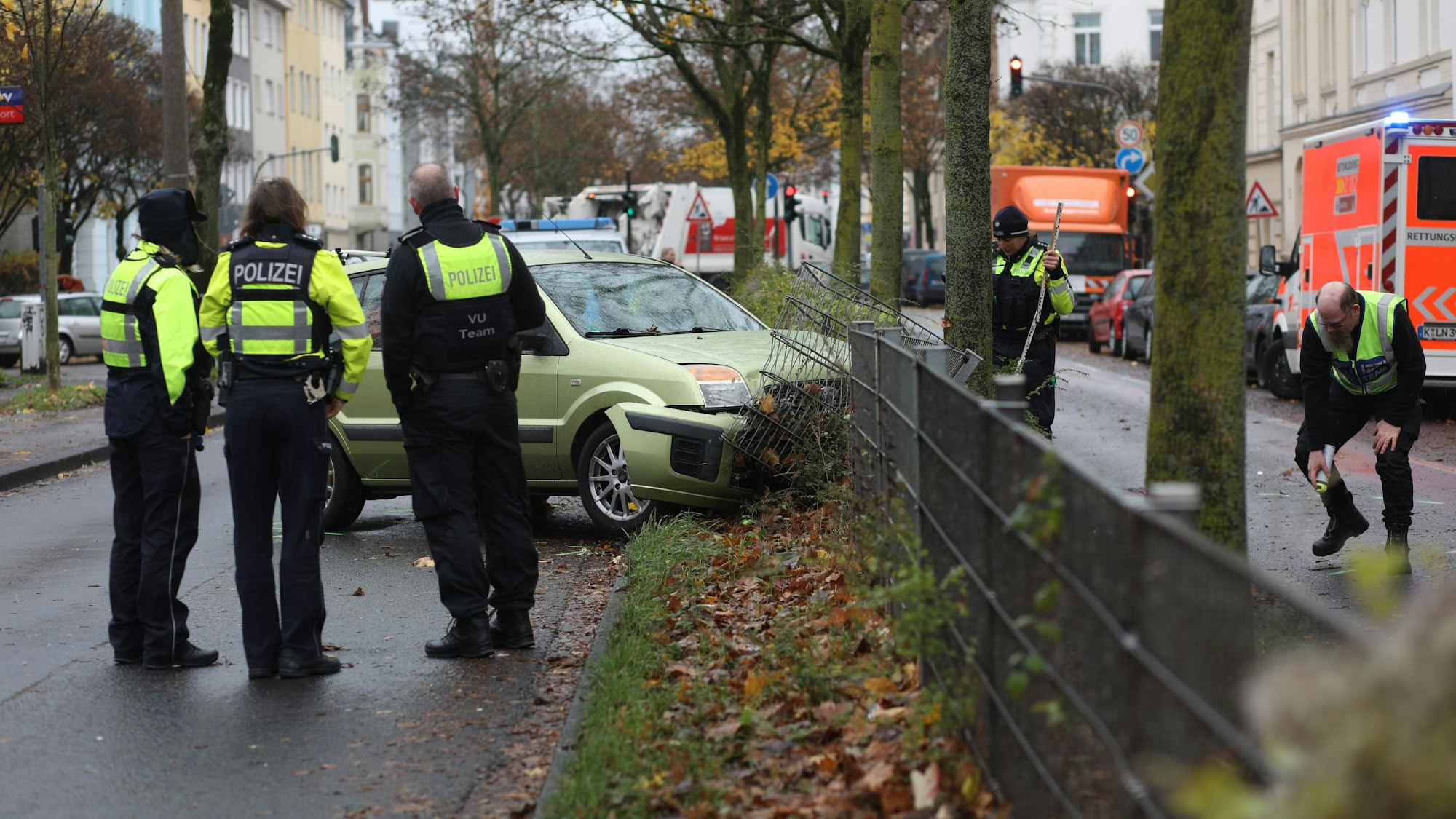 Einsatzkräfte der Kölner Polizei am 20. November 2024 am Unfallort in Köln-Nippes.