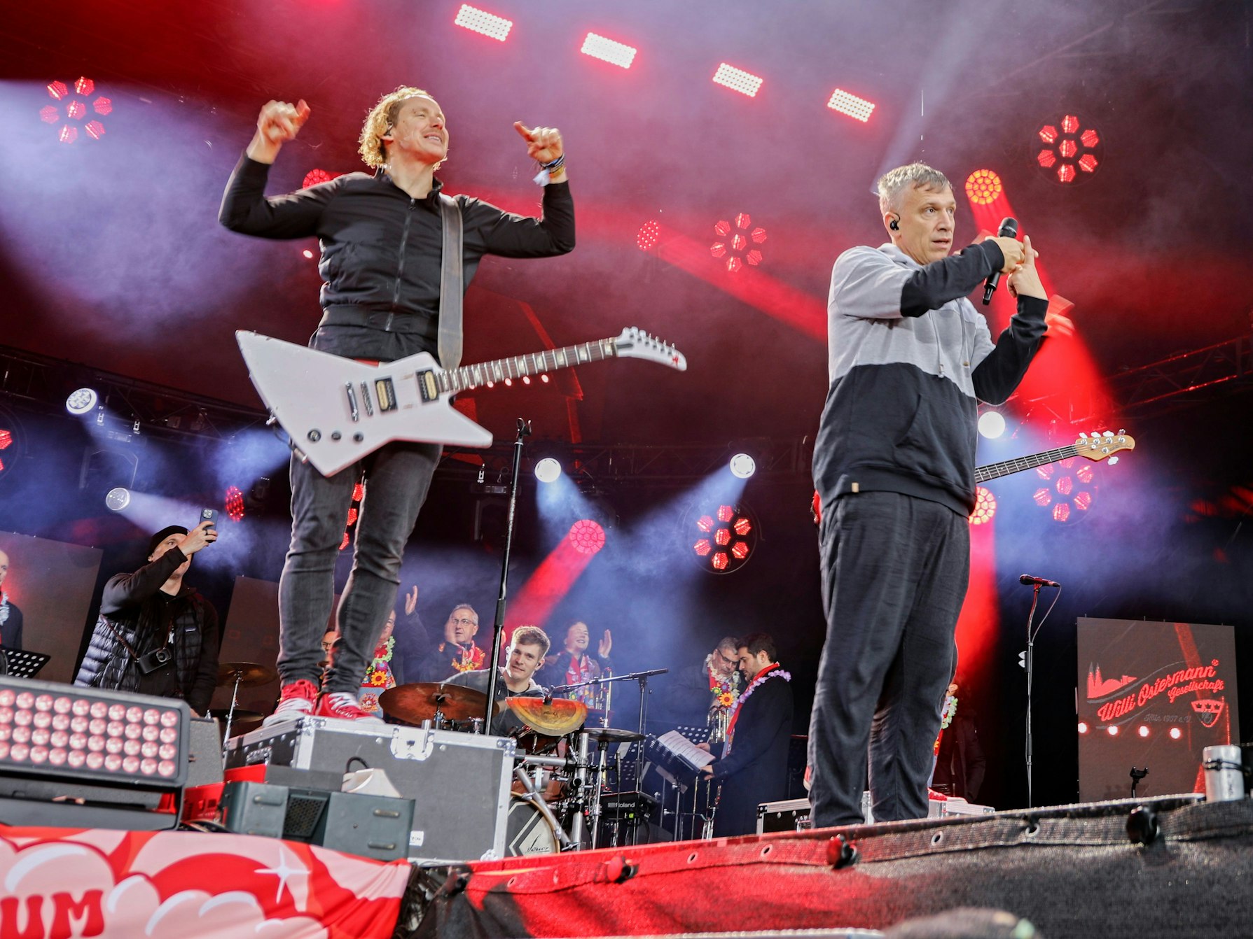 Kasalla beim Auftritt auf der Bühne.