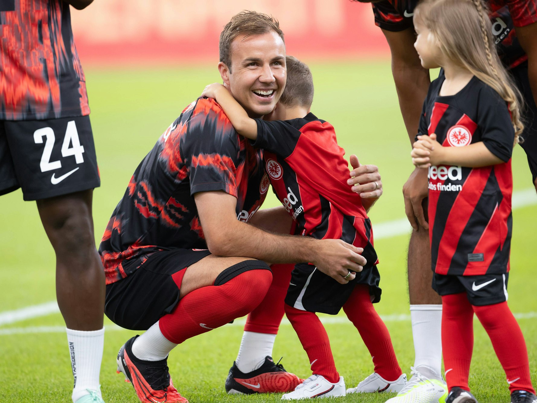 Mario Götze am 5. August 2023 mit seinem Sohn auf dem Platz.