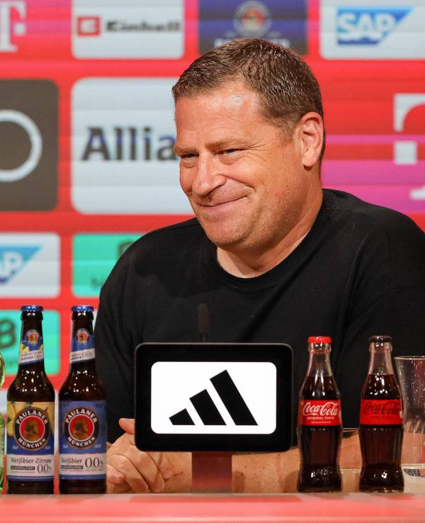 Max Eberl lächelt bei einer Pressekonferenz.