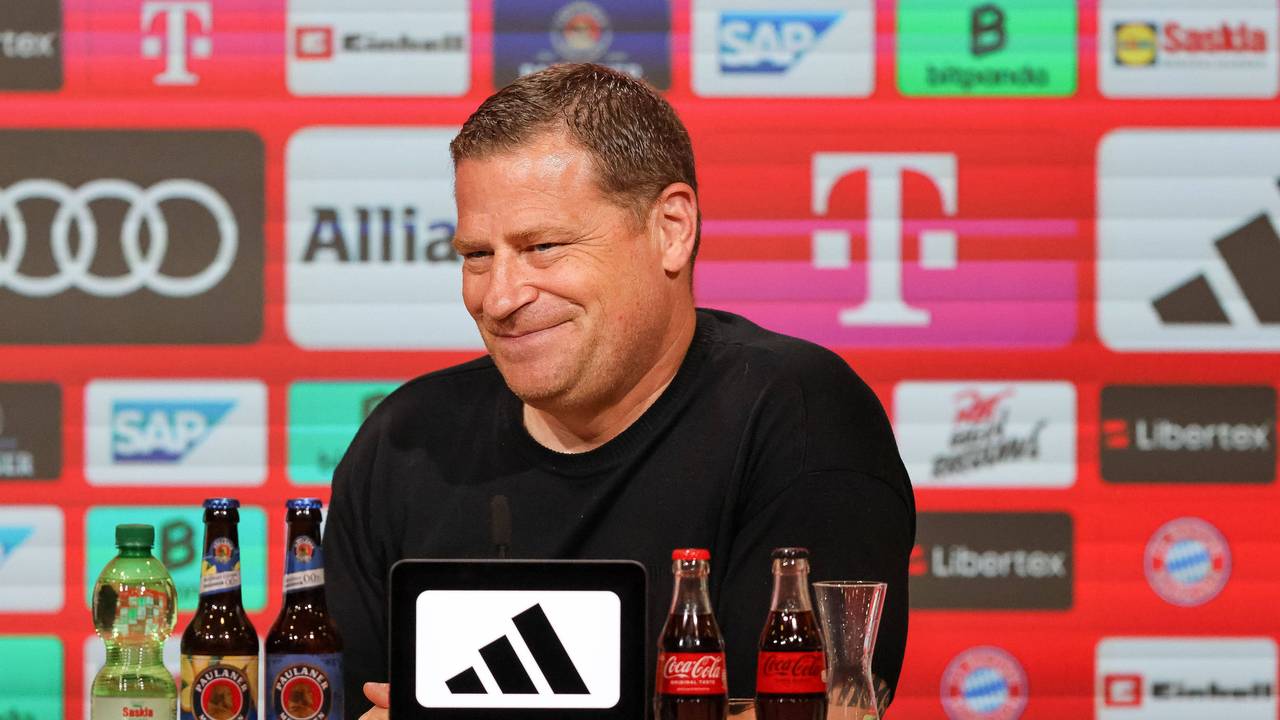 Max Eberl lächelt bei einer Pressekonferenz.