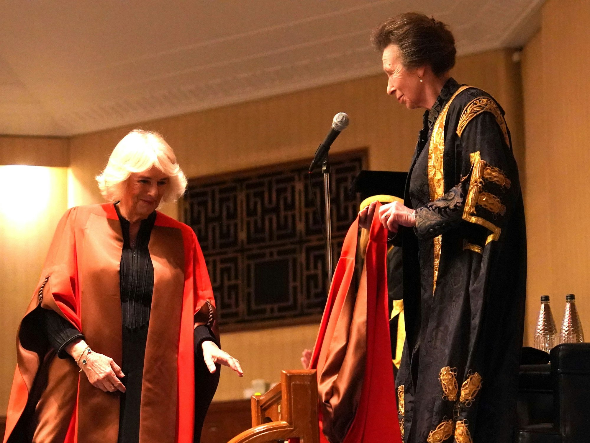 Prinzessin Anne überreicht in ihrer Funktion als Kanzlerin der University of London Königin Camilla die Ehrendoktorwürde.