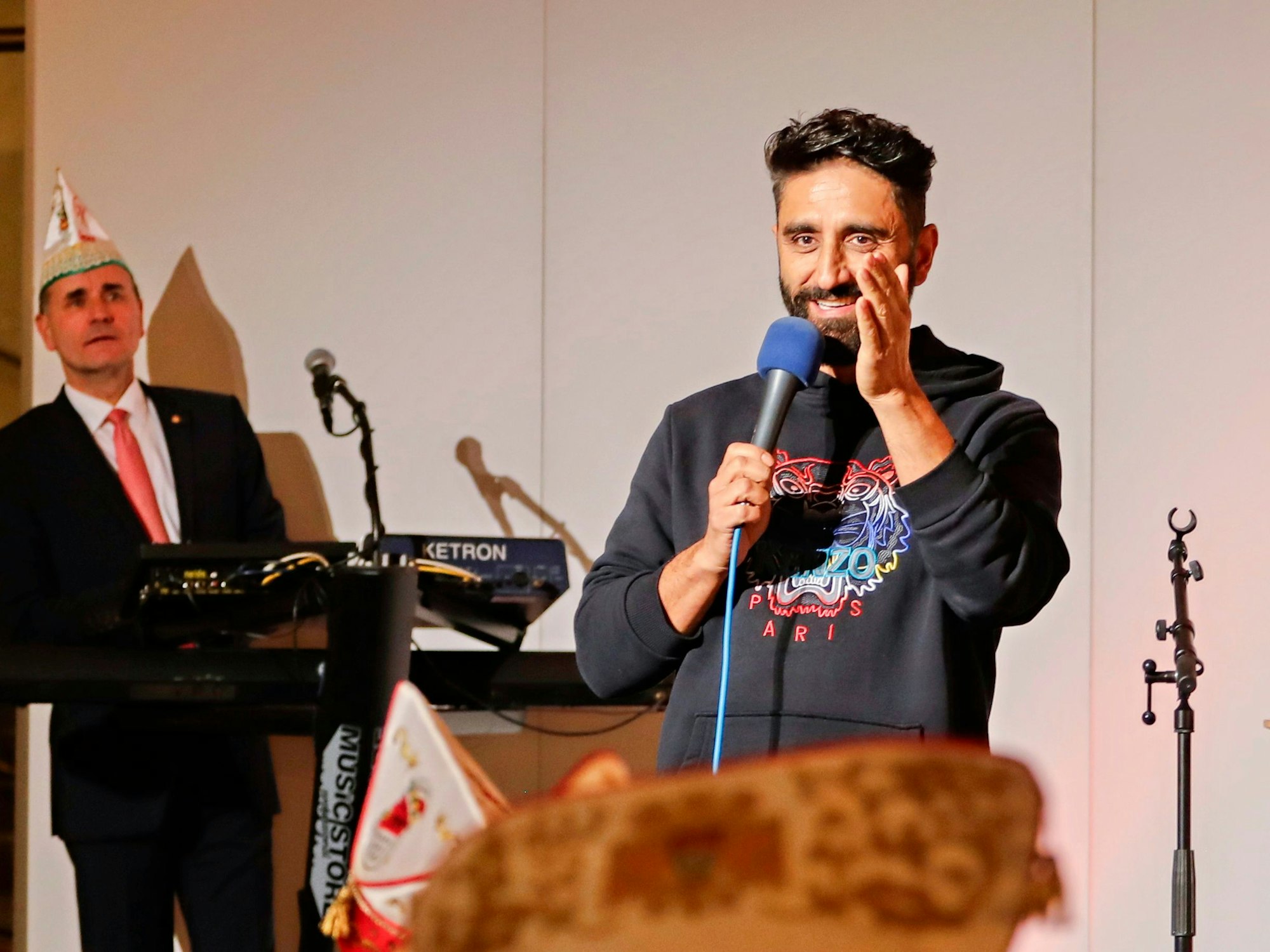 Redner Djavid in der Bütt.