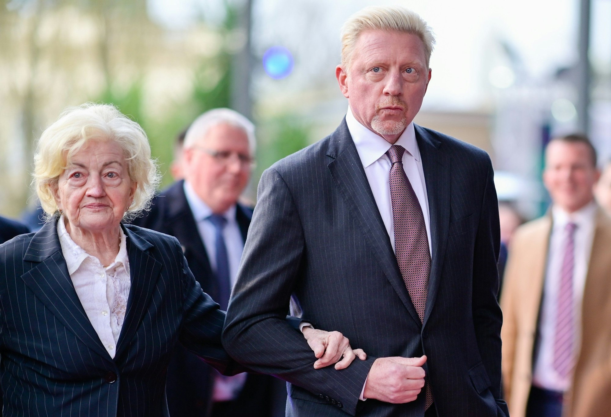 Boris Becker und seine Mutter Elvira Becker kommen im Europa-Park zur Verleihung der Radio Regenbogen Awards.