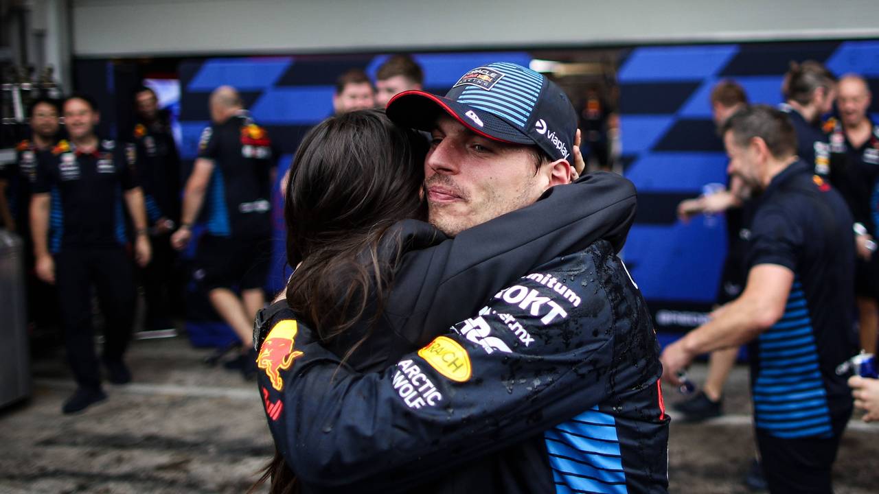 Max Verstappen umarmt nach dem Rennen in Interlagos Freundin Kelly Piquet.
