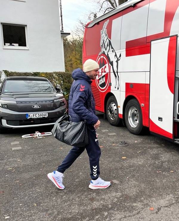 Mark Uth steigt in den FC-Mannschaftsbus.
