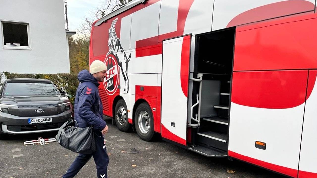 Mark Uth steigt in den FC-Mannschaftsbus.