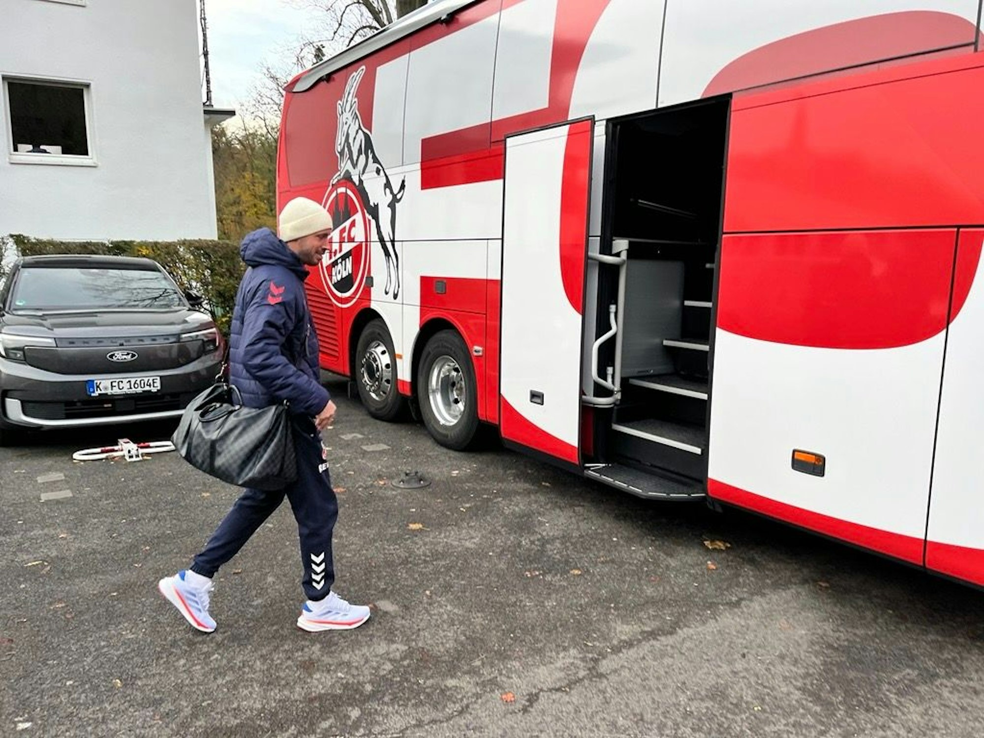 Mark Uth steigt in den FC-Mannschaftsbus.